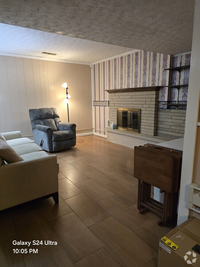 Building Photo - 1701 Willow Ln