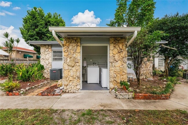 Building Photo - 262 SW 31st Ct