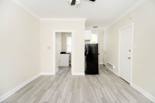 Building Photo - 646 W Roscoe St