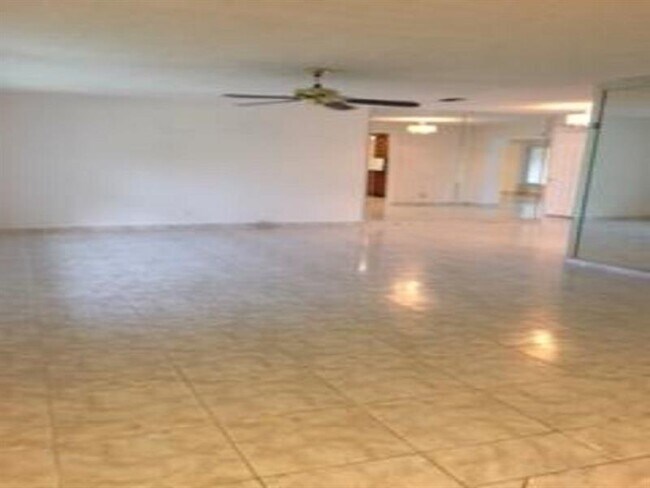 Foto del edificio - 3881 NW 100th Ave