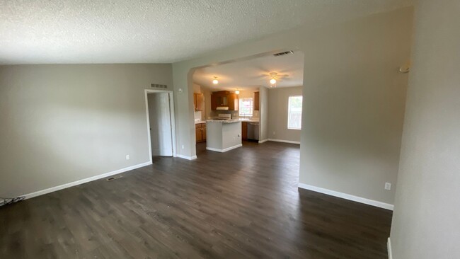 Foto del edificio - 4 Bed 2 Bath and Garage in Commerce City