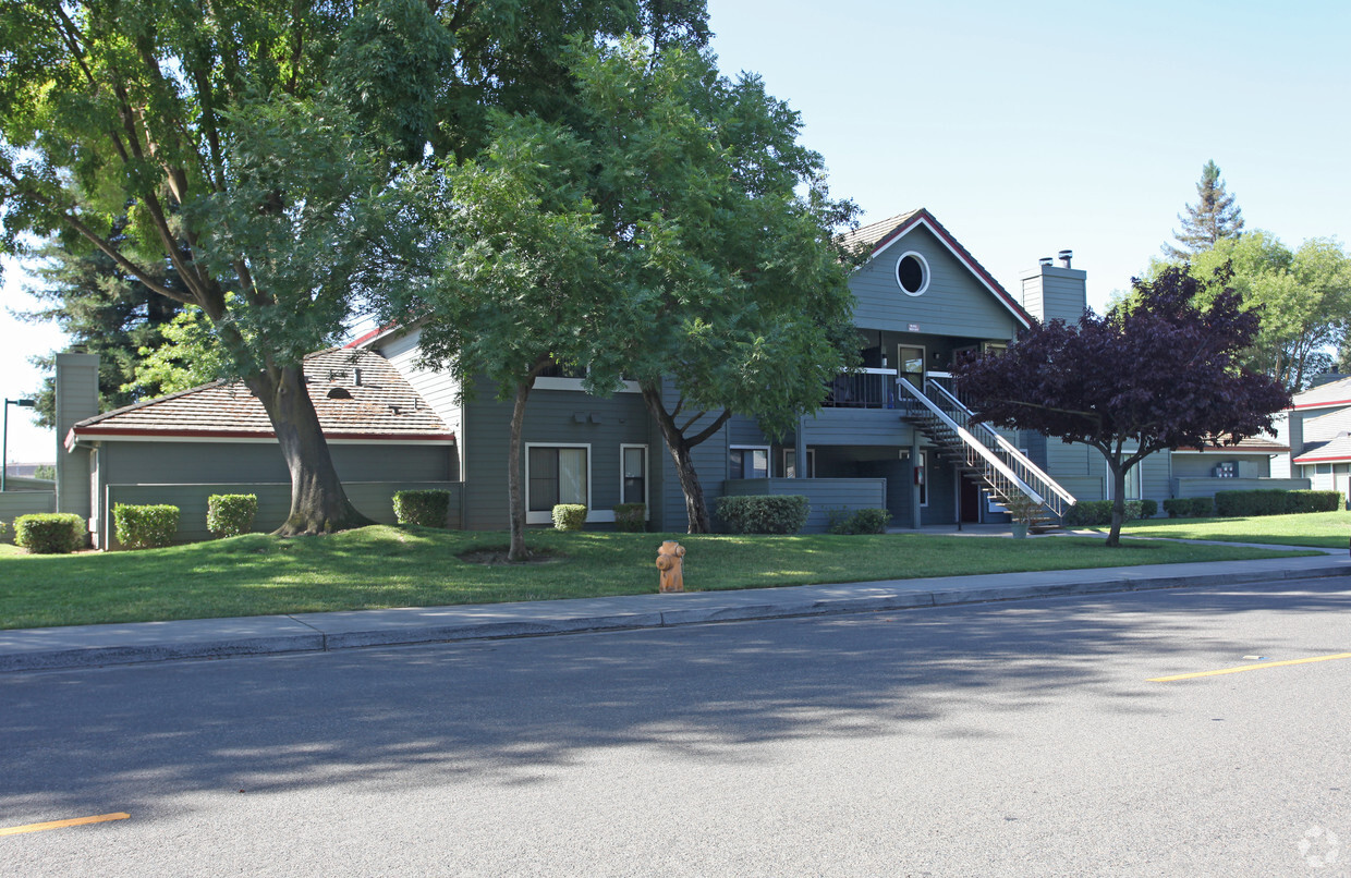 Primary Photo - Lakeshore Meadows