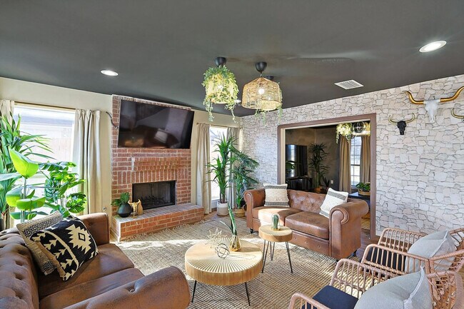 Foto del edificio - 708 Azalea Dr