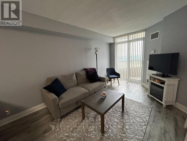 Photo du bâtiment - 80 Harrison Garden Blvd