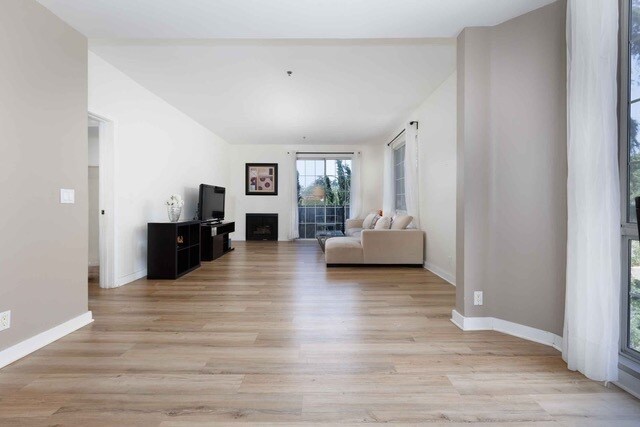 Foto del edificio - 585 N Rossmore Ave