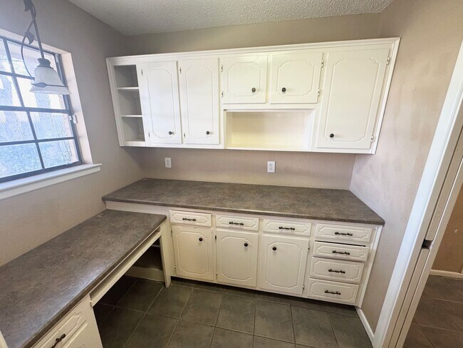 Building Photo - 3 Bed 2 Bath Ready To Rent ASAP!
