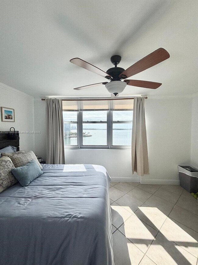 Building Photo - 999 Brickell Bay Dr