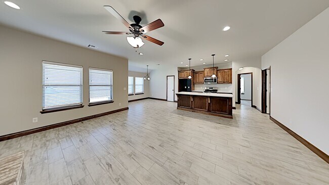 Foto del edificio - 4 Bedroom 2 Bath Home Centrally Located in...
