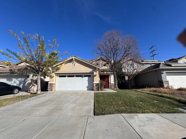 Building Photo - Four Bedroom House with Yard for rent in M...
