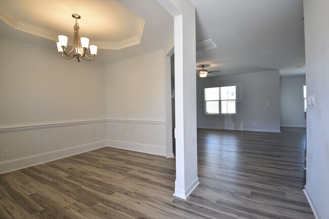 Foto del edificio - 4 Bedroom and 3 Bath Home- Bonus Room (No Pets)