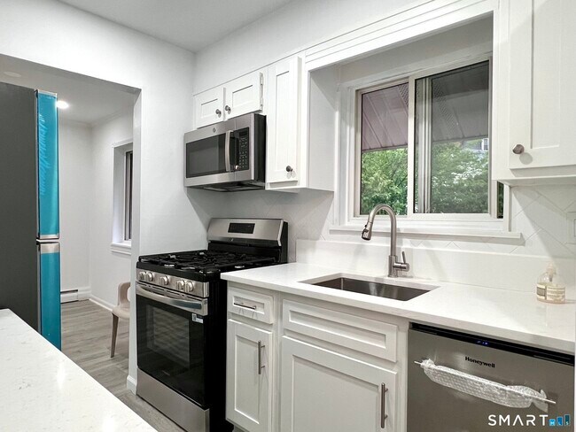 Foto del edificio - 208 Flax Hill Rd