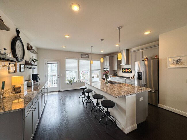 Foto del edificio - ***Coming Soon*** Fantastic 4 Bed 3.5 Bath End Unit Townhome In Potomac Shores Town Center