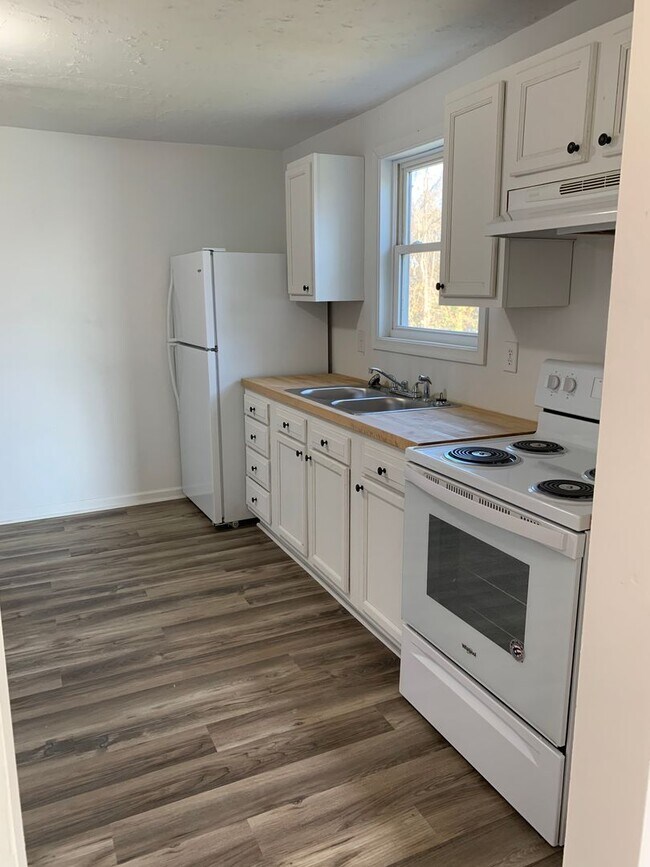 Building Photo - Gorgeous newly renovated apartment in Broo...