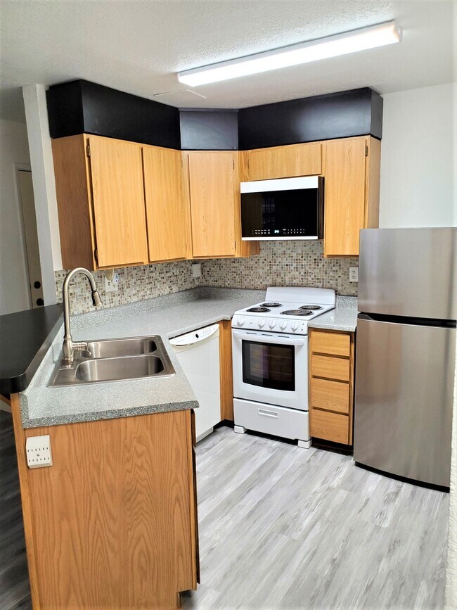 Building Photo - 500 Elm Dr