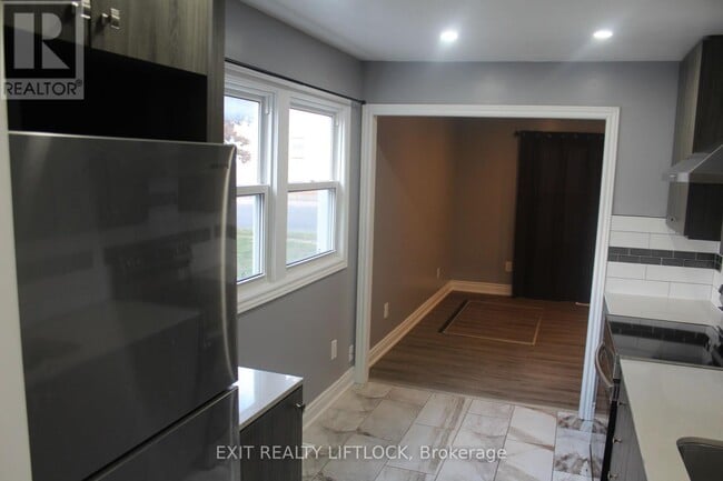 Building Photo - 539 Albert St