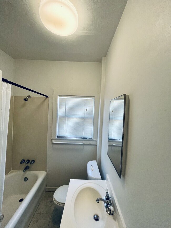 Building Photo - Charming Studio Unit for Lease in Emeryvil...
