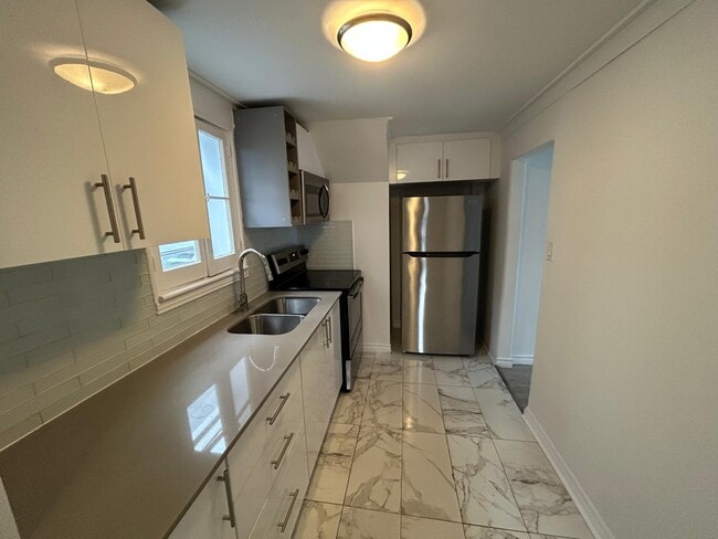 Building Photo - 581 Paterson St