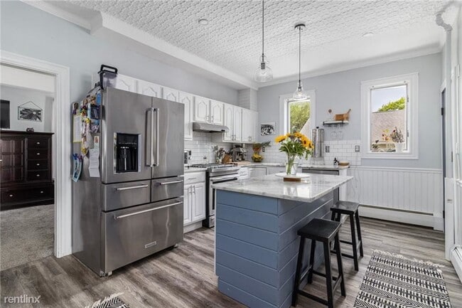 Foto del edificio - 3 br, 1 bath Triplex - 154 Grove Street 1