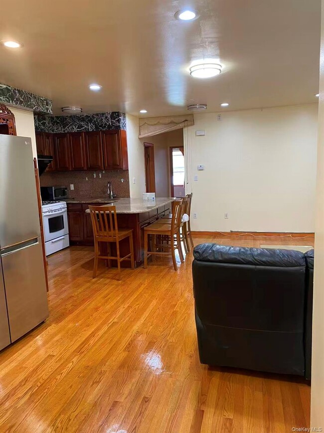 Building Photo - 142-44 56th Rd