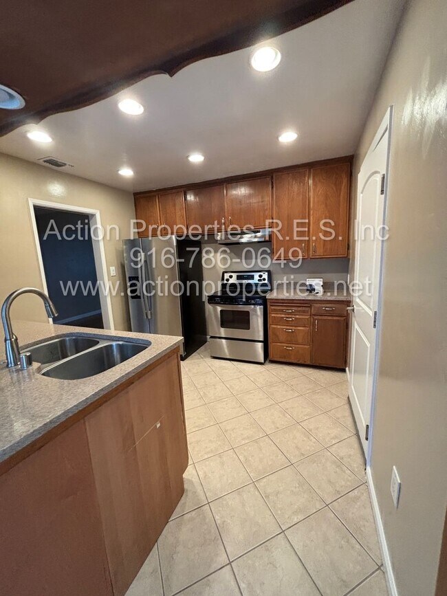 Foto del edificio - Move In Special! Central Roseville -  4 Bed, 2 Bath - Single Story - Separate Living and Family R...