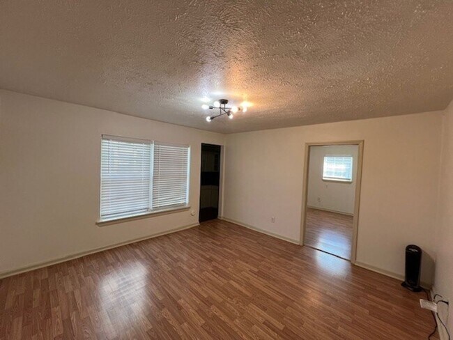 Building Photo - One Bedroom Home Downtown