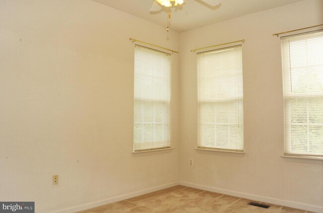 Building Photo - 8477 Silverdale Rd