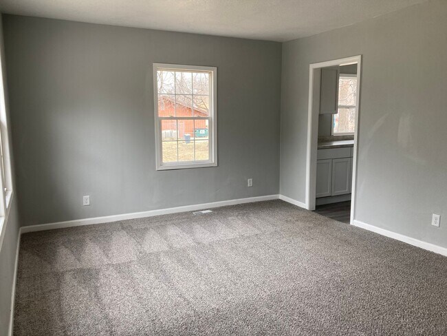 Building Photo - 2 Bedroom 1 Bathroom Home