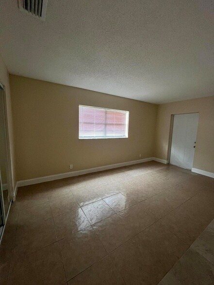 Foto del edificio - 1045 Miami Blvd