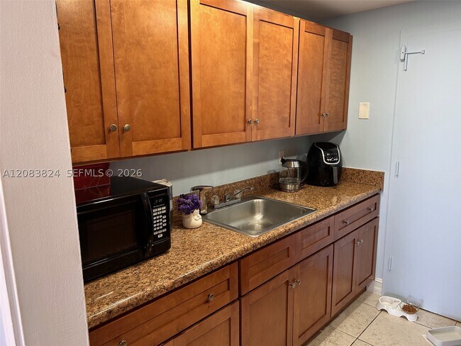 Foto del edificio - 2350 NE 135th St