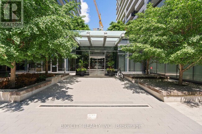 Photo du bâtiment - 1030 King St W