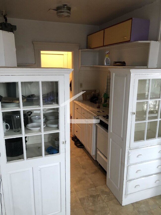 Building Photo - NO FEE STUDIO W ALCOVE  Great 1 bed alternative  Heat Hw inc Students ok 9.1