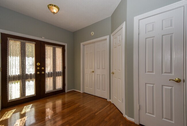 Building Photo - Beautiful well maintained home with a Pool...