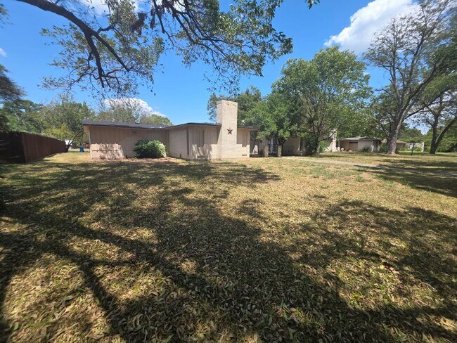 Foto del edificio - Charming 3-Bedroom Home on Spacious Lot Ne...