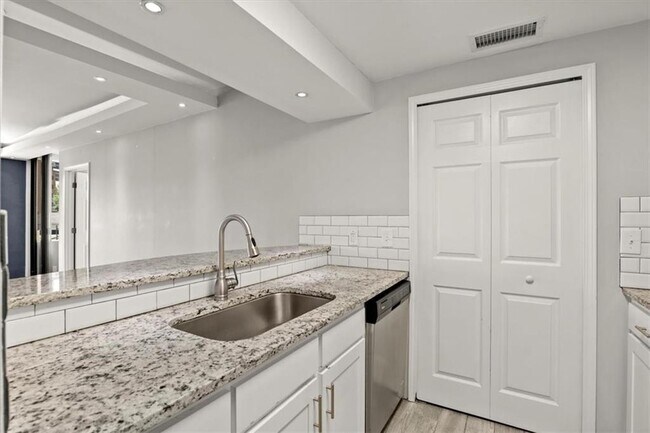 Foto del edificio - 3481 Lakeside Dr NE
