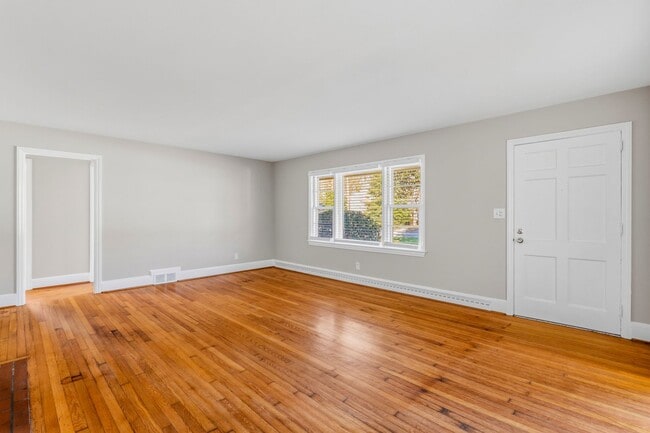 Building Photo - NW - Large Brick Ranch, Updated, Hardwoods, LR, DR, Den, Two Decorative Fire Places, Fenced, Stor...