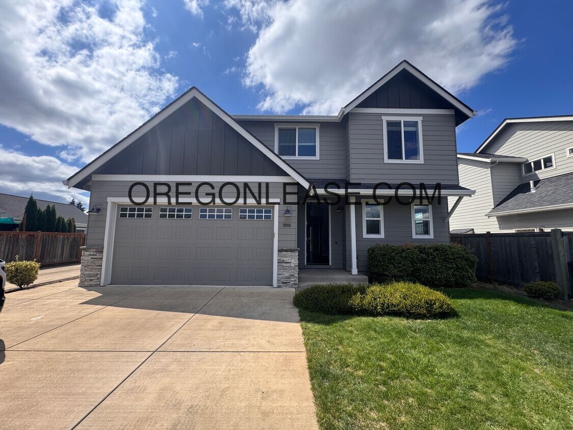 Foto principal - Modern 4-Bedroom Springfield Home with Cus...