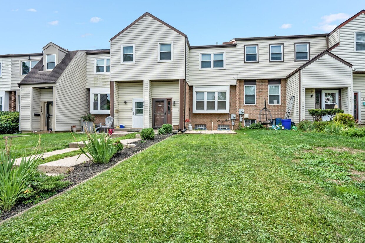 Primary Photo - Elegant 3 Bed/2.5 Bath Townhome for rent i...