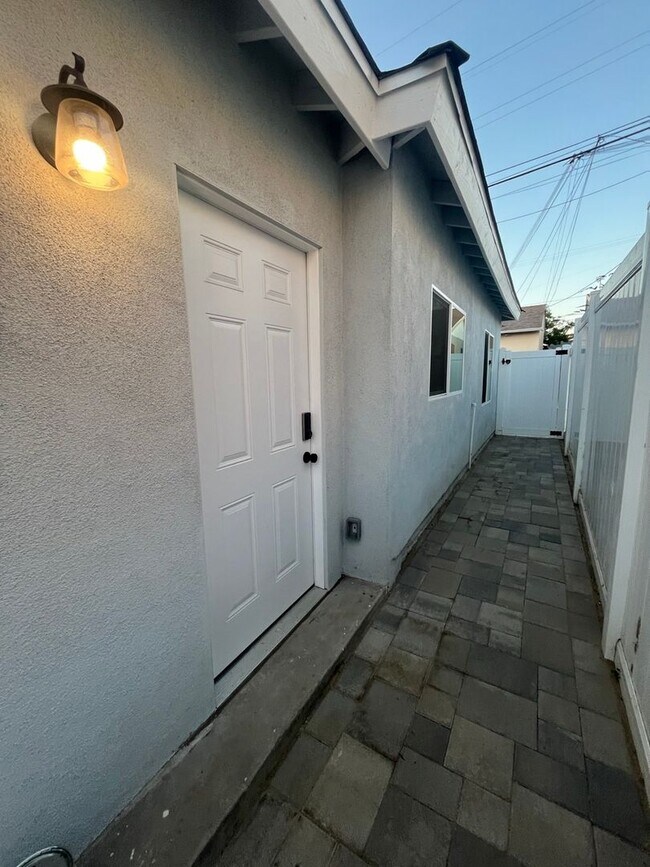 Building Photo - Beautiful Back House with 2 Bedrooms and 2...