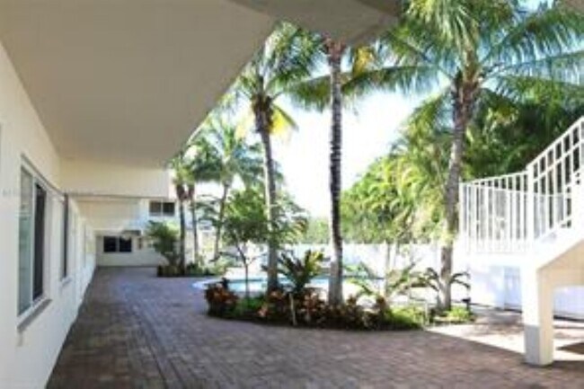 Foto del edificio - 1878 NE 46th St