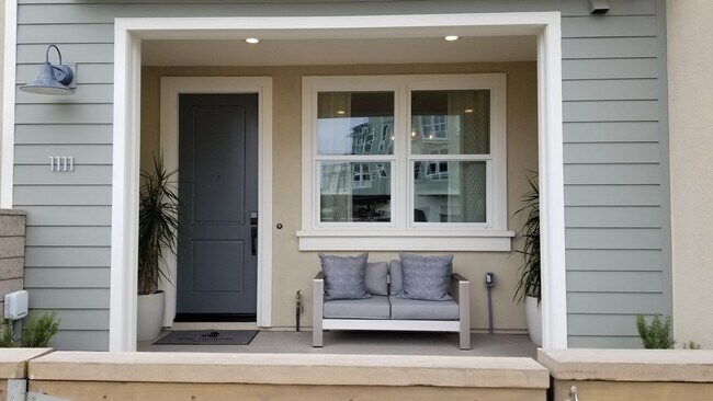 Foto del edificio - Stunning Fully Furnished Tri-Level Townhome 4BD/4BATHS! Central AC/Heat with Solar! 2 Car attache...