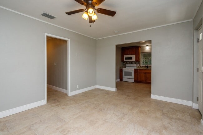 Building Photo - Updated Single Family Guest House!
