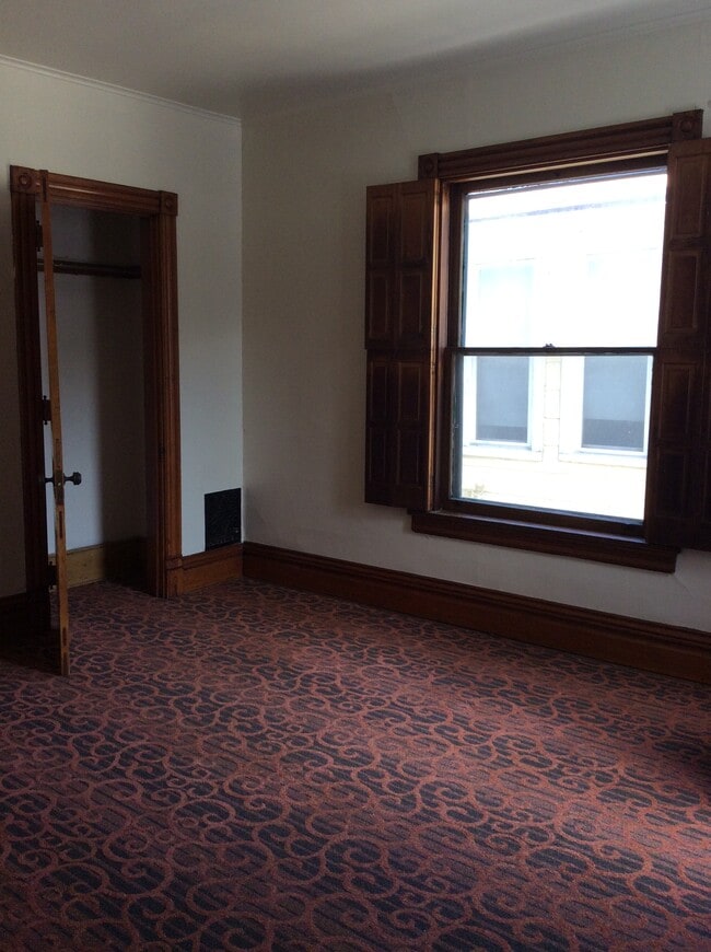 Building Photo - 354 W 9th St