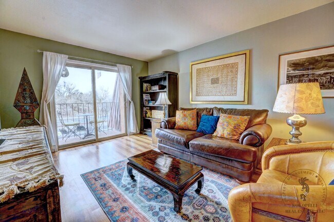 Foto del edificio - 3231 Lakeside Dr