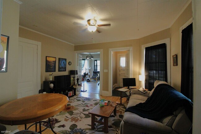 Building Photo - 2 br, 1 bath House - 811 E Pleasant St 1