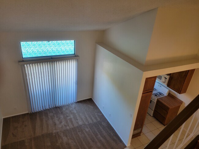 Sala de estar y cocina (vistas desde el altillo) - 27948 Tyler Ln