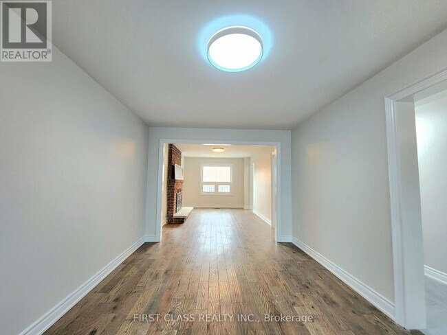 Building Photo - 15 Strathmore Dr