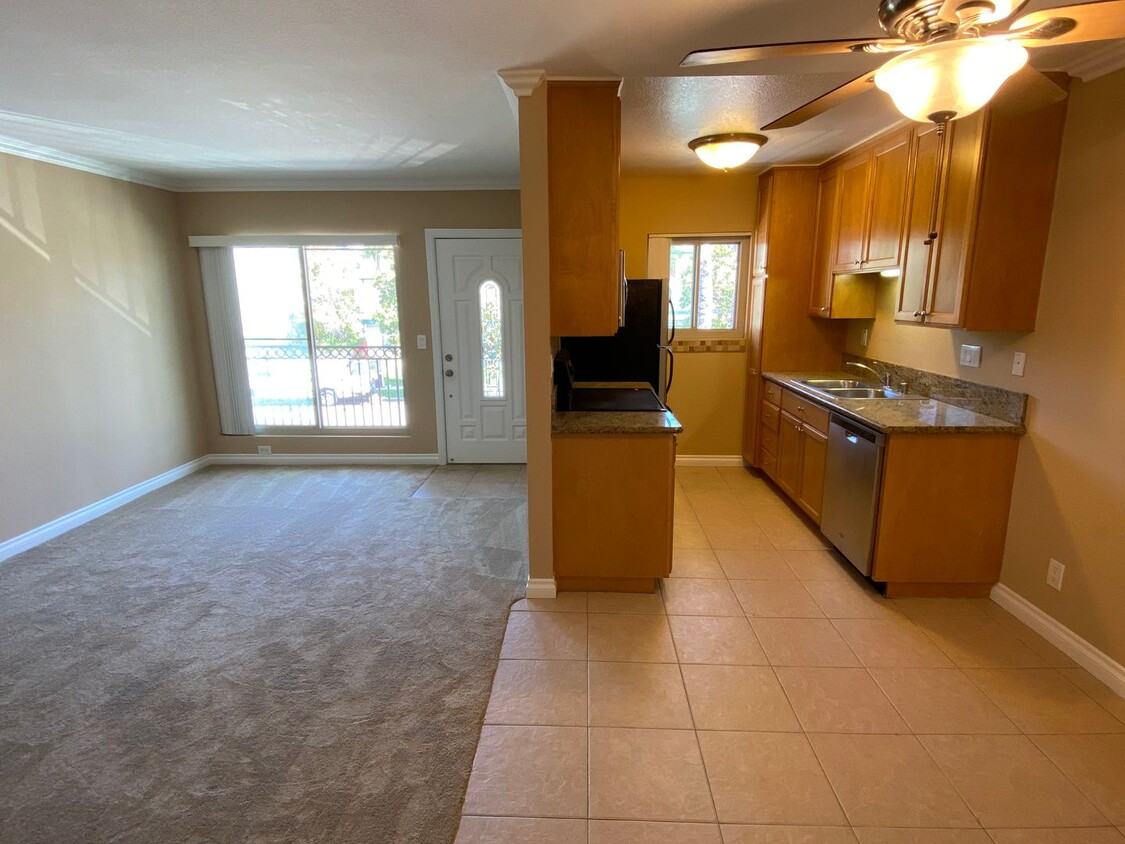 Primary Photo - Top Floor Imperial Beach Condo with Washer...