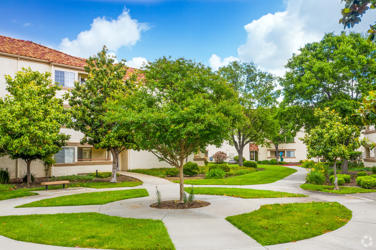 Patio - Somerset Apartments