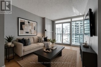 Building Photo - 25 Capreol Ct