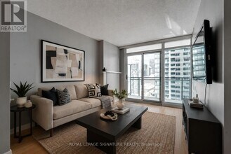 Building Photo - 25 Capreol Ct